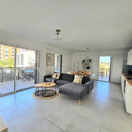 Pavlova : Calme, Vue, Elegant, Spacieux, Sur Et Apartment