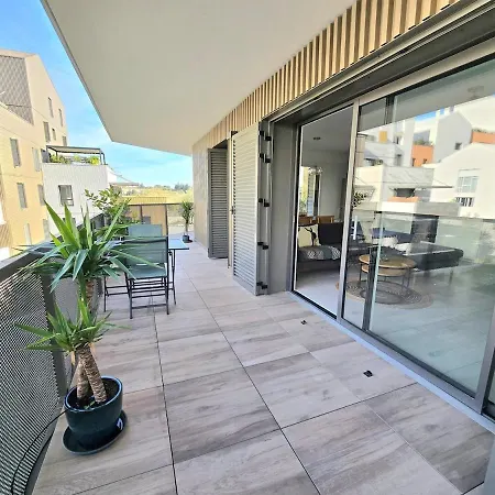 Pavlova : Calme, Vue, Elegant, Spacieux, Sur Et Apartment