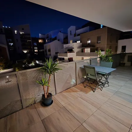 Pavlova : Calme, Vue, Elegant, Spacieux, Sur Et Apartment