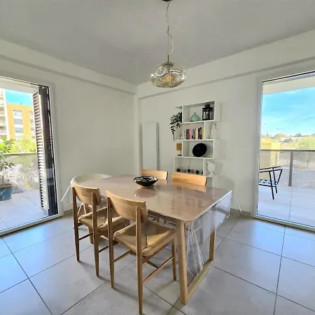 Apartment Pavlova : Calme, Vue, Elegant, Spacieux, Sur Et